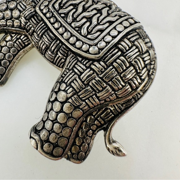 Vintage Elephant Brooch Pin Silver Tone Intricate Unisex Lucky 80s Trunk Up Boho - Picture 3 of 9